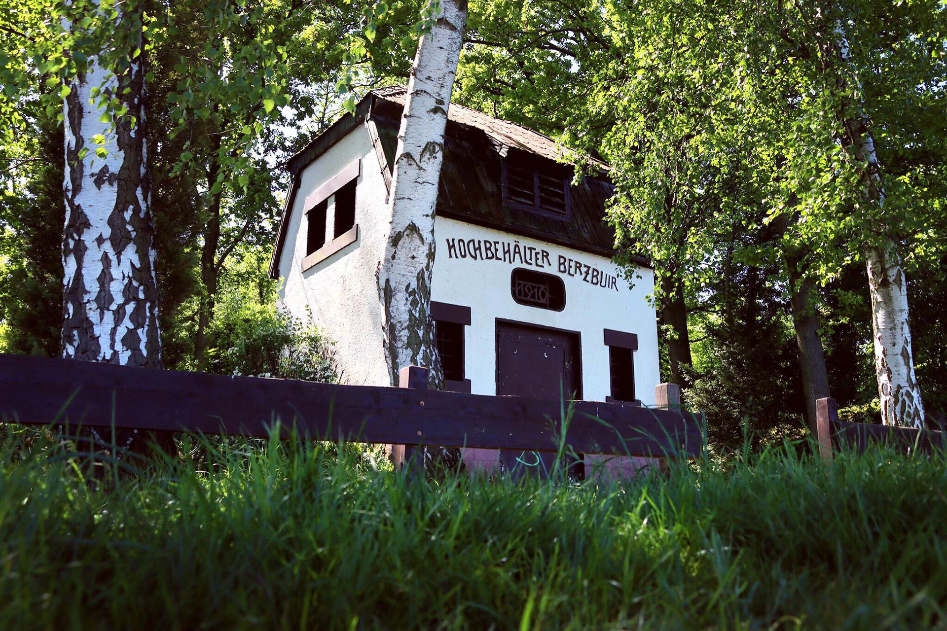 Der Hochbehälter am hinteren Ende von Berzbuir am Waldrand, der früher als Pumpstation genutzt wurde.